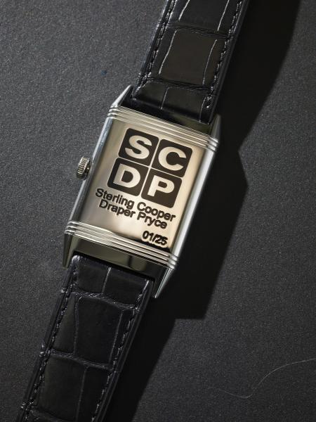 The Grande Reverso Ultra Thin Tribute to « Mad Men » features caseback the Sterling Cooper Draper Pryce Advertising Agency logo.