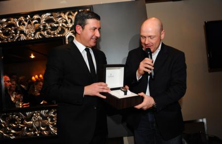 Antonio Calce, CEO of Corum, presents to Didier Cuche, Corum ambassador, his Admiral's Cup.