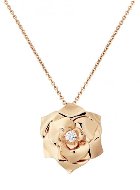 The trophy Piaget rose can be worn as a brooch or like… pendant.