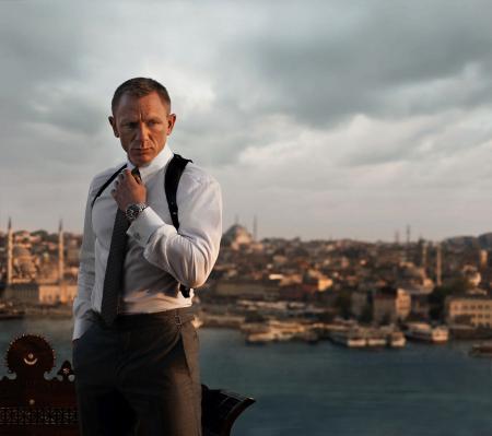 Daniel Craig is James Bond in Skyfall. He wears on the screen the Seamaster Planet Ocean 600M Skyfall Limited Edition.