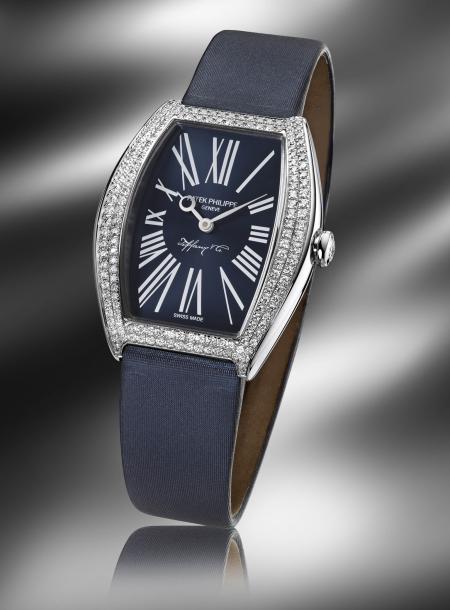 With the signature Patek Philippe and Tiffany & Co, this lady Gondolo timepiece (réf. 4987G) is edited at 25 pieces.