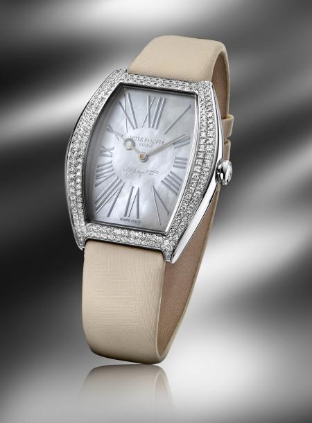 With the signature Patek Philippe and Tiffany & Co, this lady Gondolo timepiece (réf. 4987G) is edited at 25 pieces.