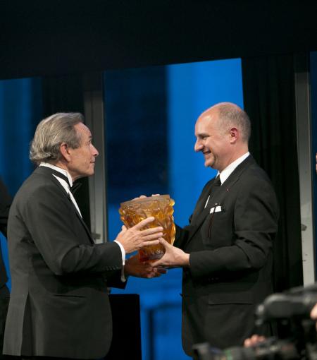 Carlos-A. Rosillo, CEO of Bell & Ross, rewarded his Palme d'Or to Jacky Ickx. 