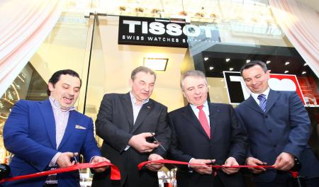 Tissot inaugurates its new store in Moscow. In the center, Vladislav Tretiyak, president of the Russian Ice Hockey Federation, and François Thiébaud, President of Tissot.