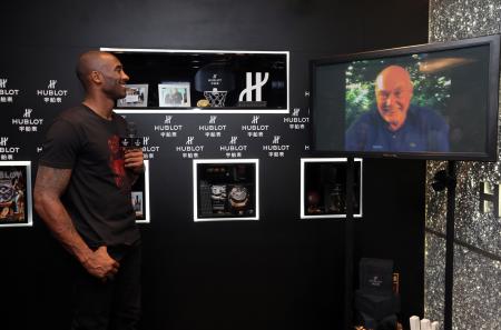 Kobe Bryant, NBA legend and brand ambassador of HUBLOT, shows up at Shanghai “HUBLOT Black Mamba Night” to present the King Power Black Mamba Chronograph Watch