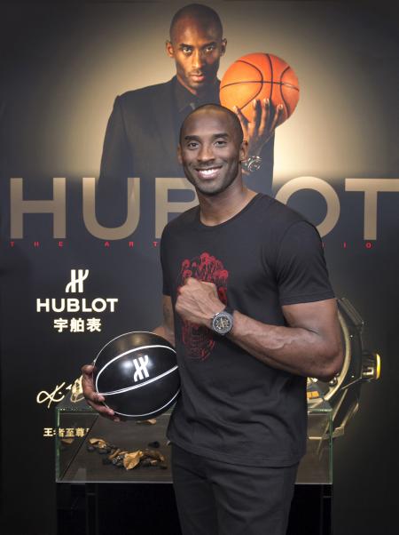 Kobe Bryant, NBA legend and brand ambassador of HUBLOT, shows up at Shanghai “HUBLOT Black Mamba Night” to present the King Power Black Mamba Chronograph Watch 