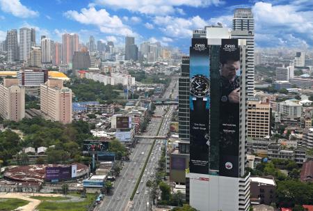 The Oris Aquis Depth Gauge mega billboard in Bangkok will be seen by an estimated 16 million drivers.