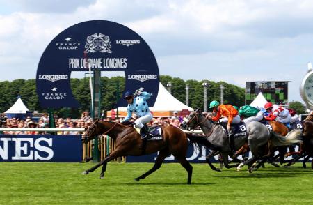 Finish line of the Prix de Diane Longines, won by Grégory Benoist on Avenir Certain