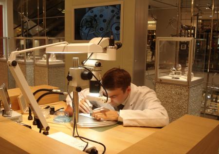 Watchmaking animation at Printemps Haussmann