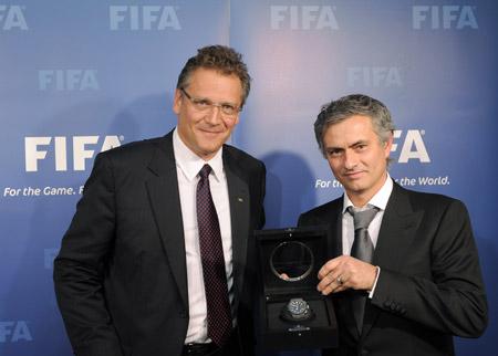 Une montre Hublot est offerte aux gagnants du FIFA BALLON D’OR 2010 (à droite, José Mourinho.)