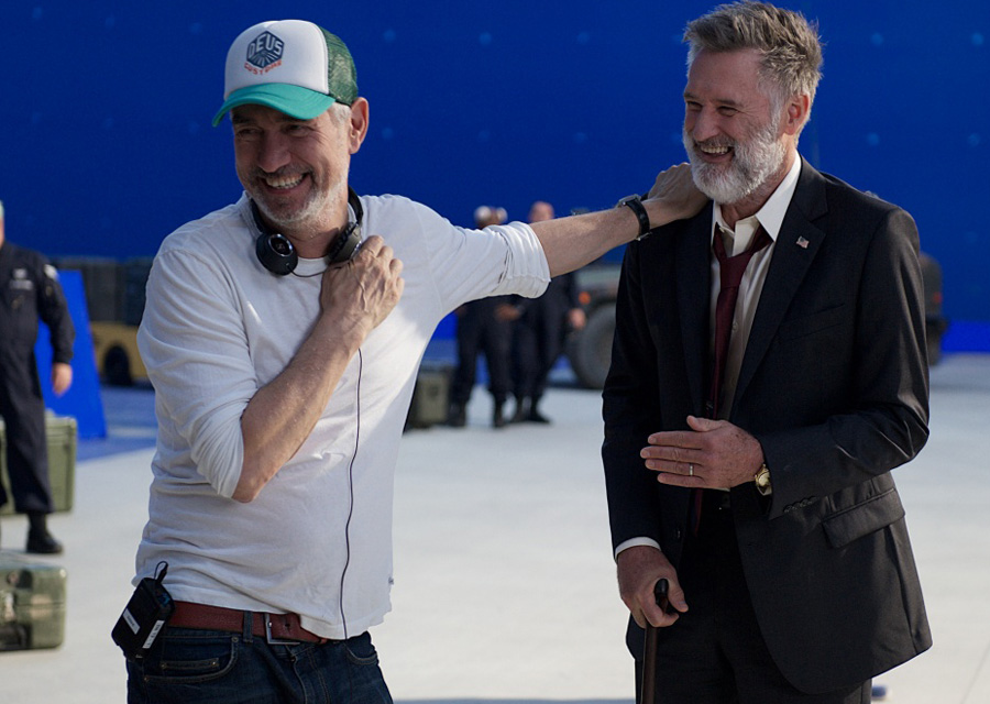 Roland Emmerich et Bill Pullman during the filming of Independance Day : Resurgence