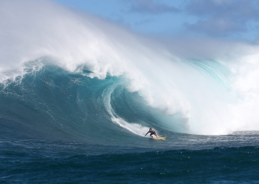 TAG Heuer launches today the surf season of the Big Wave Tour
